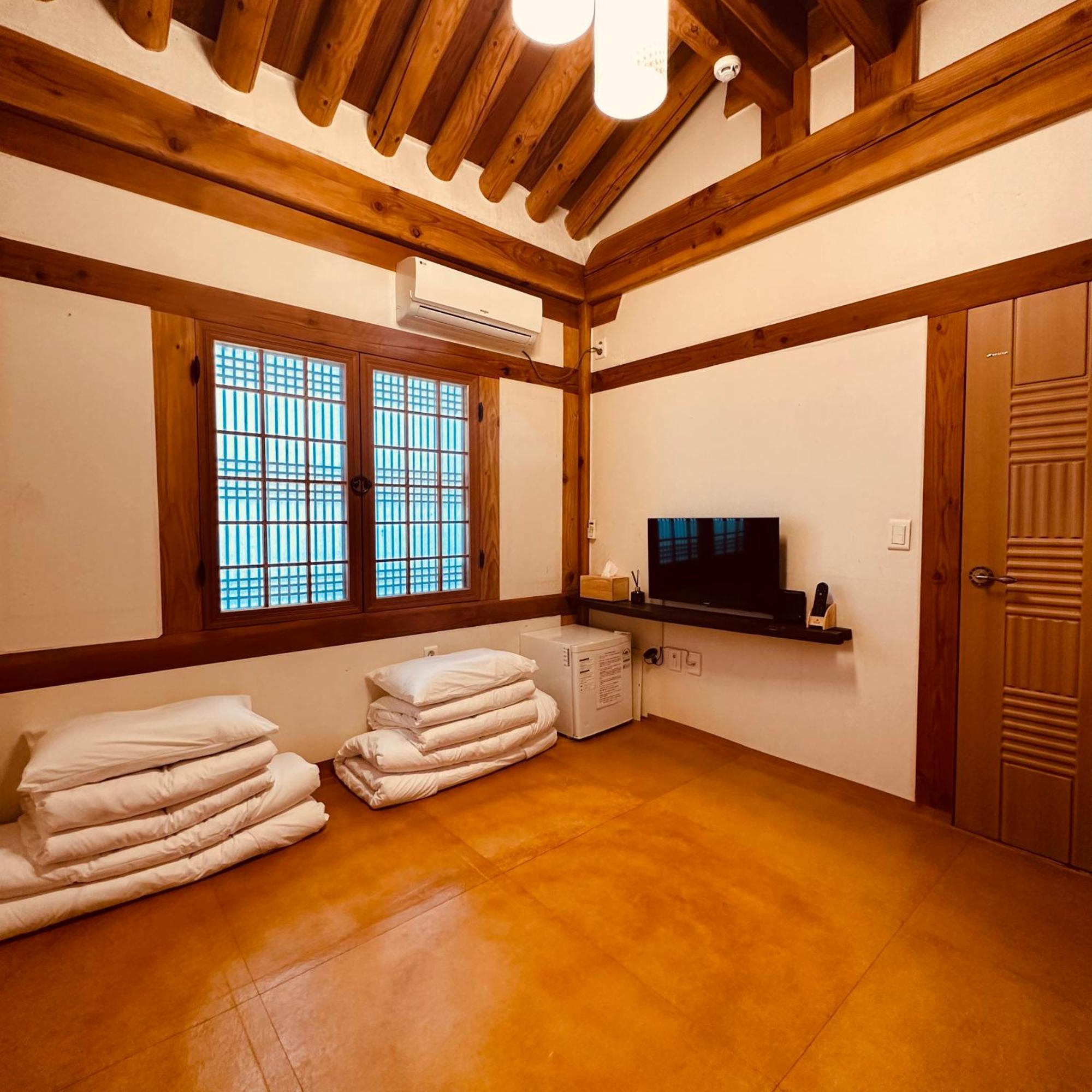 Jeonju Hanok Village Deoksugung Exterior foto