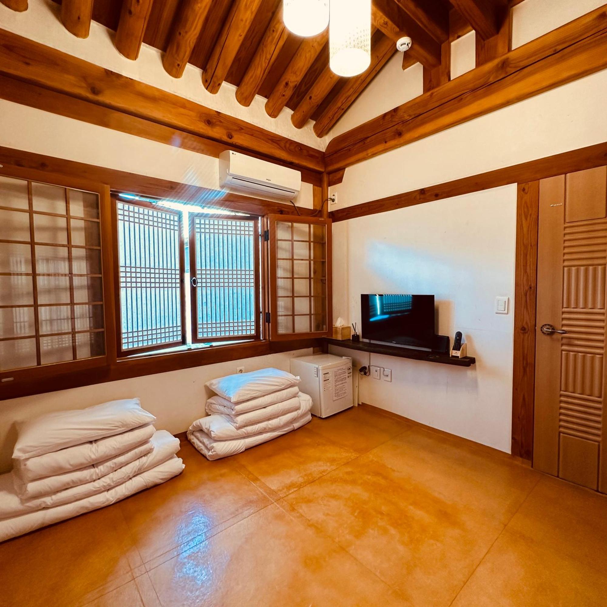 Jeonju Hanok Village Deoksugung Exterior foto