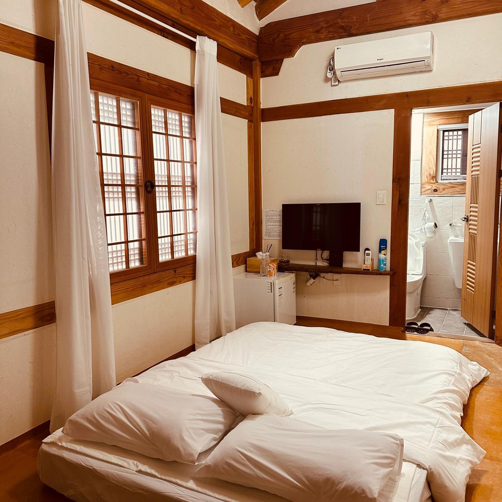 Jeonju Hanok Village Deoksugung Exterior foto